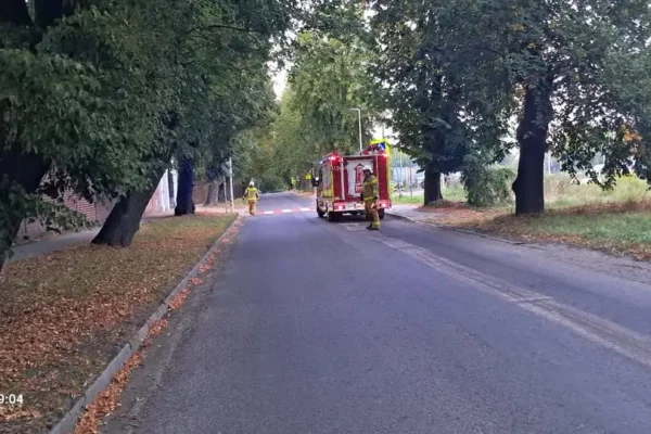Interwencja strażaków w Kietrzu: usuwanie substancji ropopochodnych