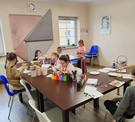 Jesienne warsztaty w Akwareli w Baborowie – dzieci stworzyły kolorowe lisy i pawie