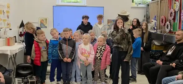 Światowy Dzień Zdrowia Psychicznego w Branicach – uczniowie z wizytą u pacjentów szpitala